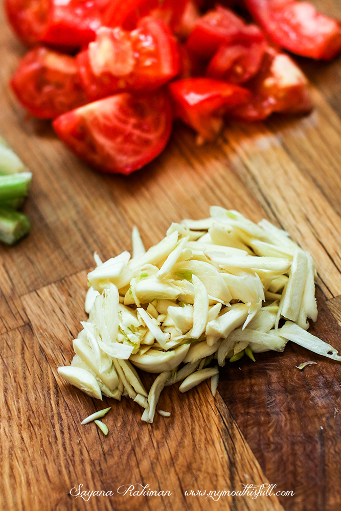 Image of garlic cloves slivered